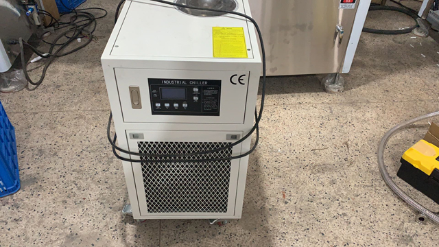 Auxiliary equipment water chiller