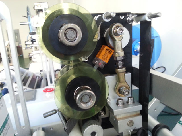 Semi Automatic Oval Bottle Rolling Custom Labeling Machine Coder